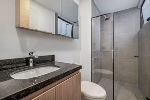 Shower, hair dryer, towels, soap - Park38 (Envigado)