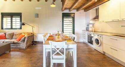 Country House 'La Morada De Piedralaves' with Mountain View, Private Pool and Wi-Fi