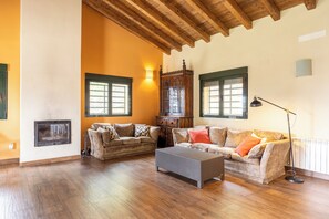 Televisie en een open haard