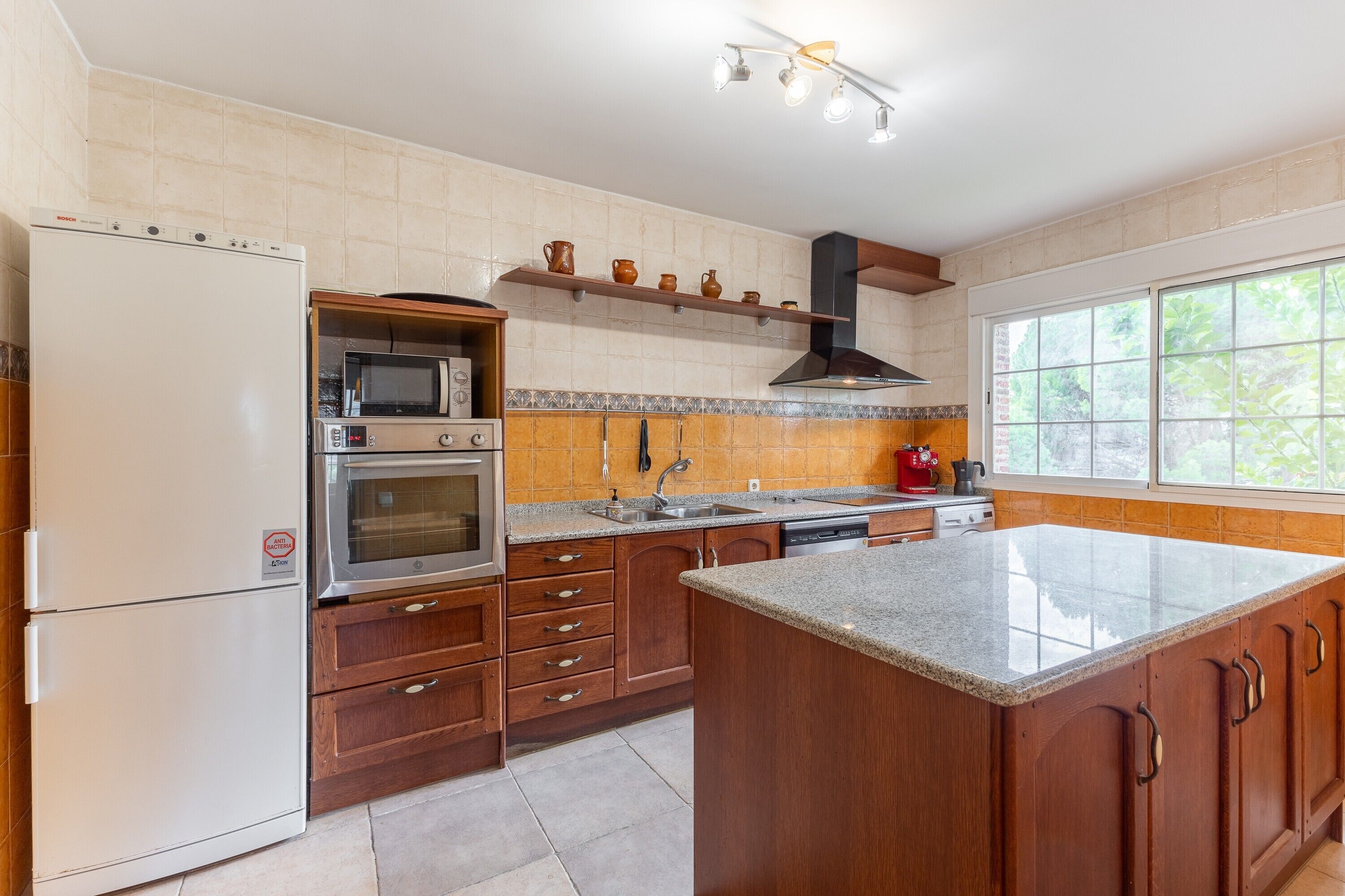 Refrigerador, microondas, horno, placa de cocina