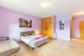 4 bedrooms, free WiFi, bed sheets