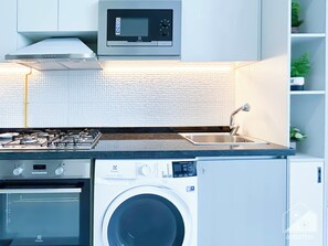 Kühlschrank, Mikrowelle, Wasserkocher mit Kaffee-/Teezubehör, Toaster