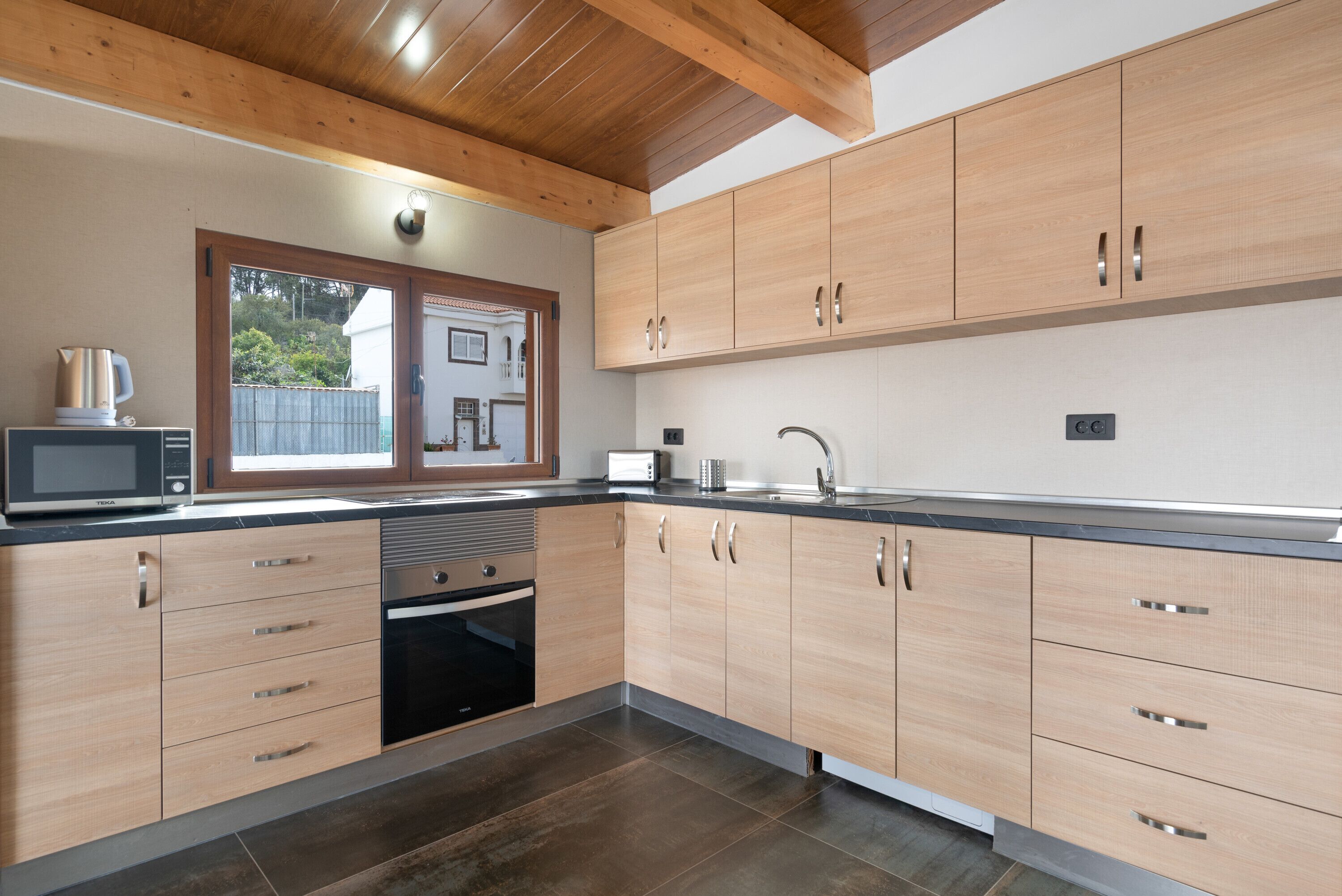 Frigorífico, microondas, horno y placa de cocina