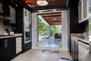 Private kitchen - Enchanting 3-bedroom chalet in Carolina with stunning views (Carolina)