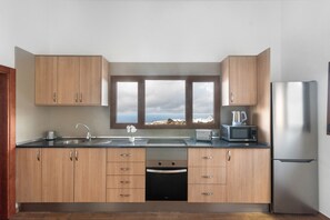 Fridge, microwave, oven, stovetop - Holiday Home 'Vv El Mirador' with Sea Views, Wi-Fi and Air Conditioning (Guía)