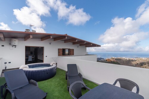 Holiday Home 'Vv El Mirador' with Sea Views, Wi-Fi and Air Conditioning