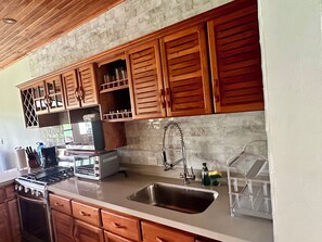 Private kitchen - Lakefront 3 bed 3 bath townhouse with tennis court, pickleball court and pool
(Nuevo Arenal)
