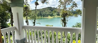 Lakefront 3 bed 3 bath townhouse with tennis court, pickleball court and pool