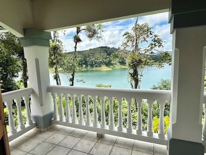 Lakefront 3 bed 3 bath townhouse with tennis court, pickleball court and pool