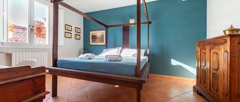 1 bedroom, desk, iron/ironing board, travel cot