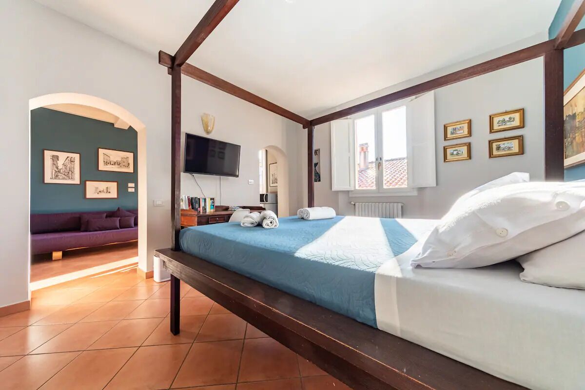 1 habitación, escritorio, tabla de planchar con plancha y cuna de viaje 