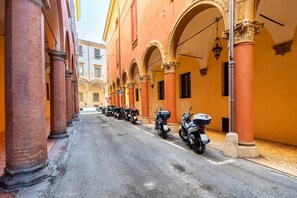 Property grounds - San Giorgio Apt - a perfectly charming house for discovering Bologna's culture. (Bologna)