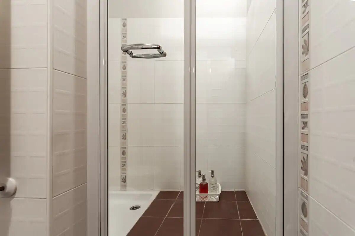 Dusche, umweltfreundliche Kosmetikartikel, Haartrockner, Bidet