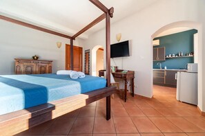 1 habitación, escritorio, tabla de planchar con plancha y cuna de viaje 
