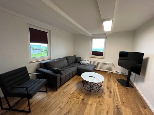 Smart TV, table football, stereo