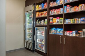 Gift shop - King Suite with Roll-in-Shower - Accessible/Non-Smoking (Austin)