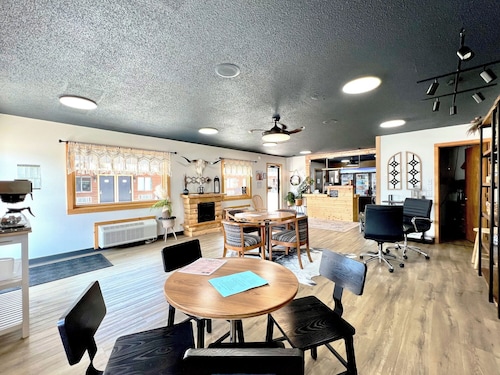 5-Hansen Inn & Cabins, Room, Single King, Ground Floor, Dog Friendly, No Smoking