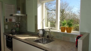 Een koelkast, een magnetron, een oven, een kookplaat