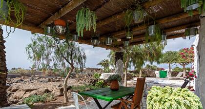Bohemian Art House - 2BR in Yaiza & Garden