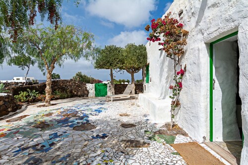 Bohemian Art House - 2BR in Yaiza & Garden