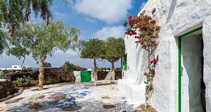 Bohemian Art House - 2BR in Yaiza & Garden