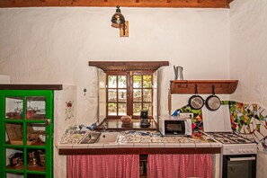 Fridge, microwave, oven, coffee/tea maker