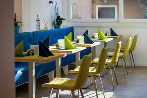 Se ofrece un desayuno bufé (10 EUR por persona)