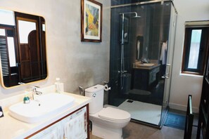 Sèche-cheveux, savon, papier toilette