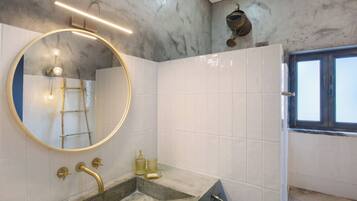 Dusche, Haartrockner, Handtücher