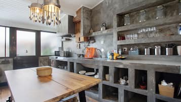 Kühlschrank, Mikrowelle, Herdplatte, Wasserkocher mit Kaffee-/Teezubehör