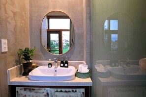 Een haardroger, handdoeken, zeep, toiletpapier