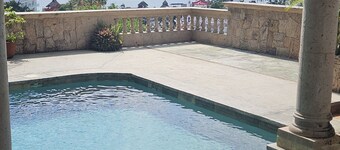 Beautiful Bay Views, close to Town Center, Dining and  Beach