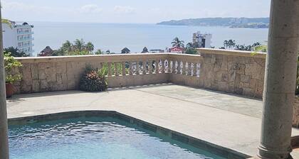 Beautiful Bay Views, close to Town Center, Dining and Beach