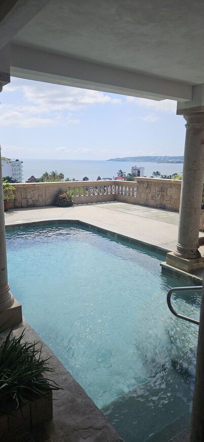 Beautiful Bay Views, close to Town Center, Dining and  Beach