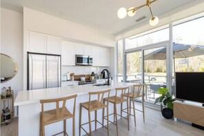 Fridge, microwave, oven, stovetop - Luxury ~ Patio ~ Hot Tub ~ Pool ~ BBQ ~ Parking ~ Friday Harbour Resort (Innisfil)