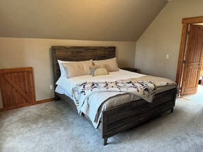 4 habitaciones, escritorio y tabla de planchar con plancha 