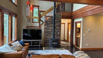 Smart TV, fireplace, stereo