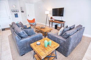 패밀리 하우스, 산 전망 | 거실 공간 | 평면 TV