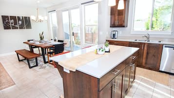 Casa família, vista para a montanha | Cozinha privada | Geladeira grande, micro-ondas, fogão, cooktop