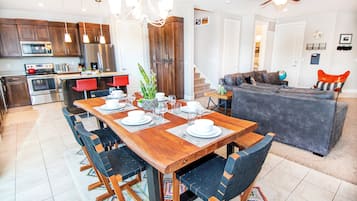 Casa família, vista para a montanha | Opções para refeição no quarto