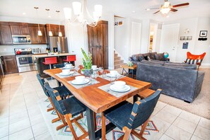 Family House, Mountain View | In-room dining