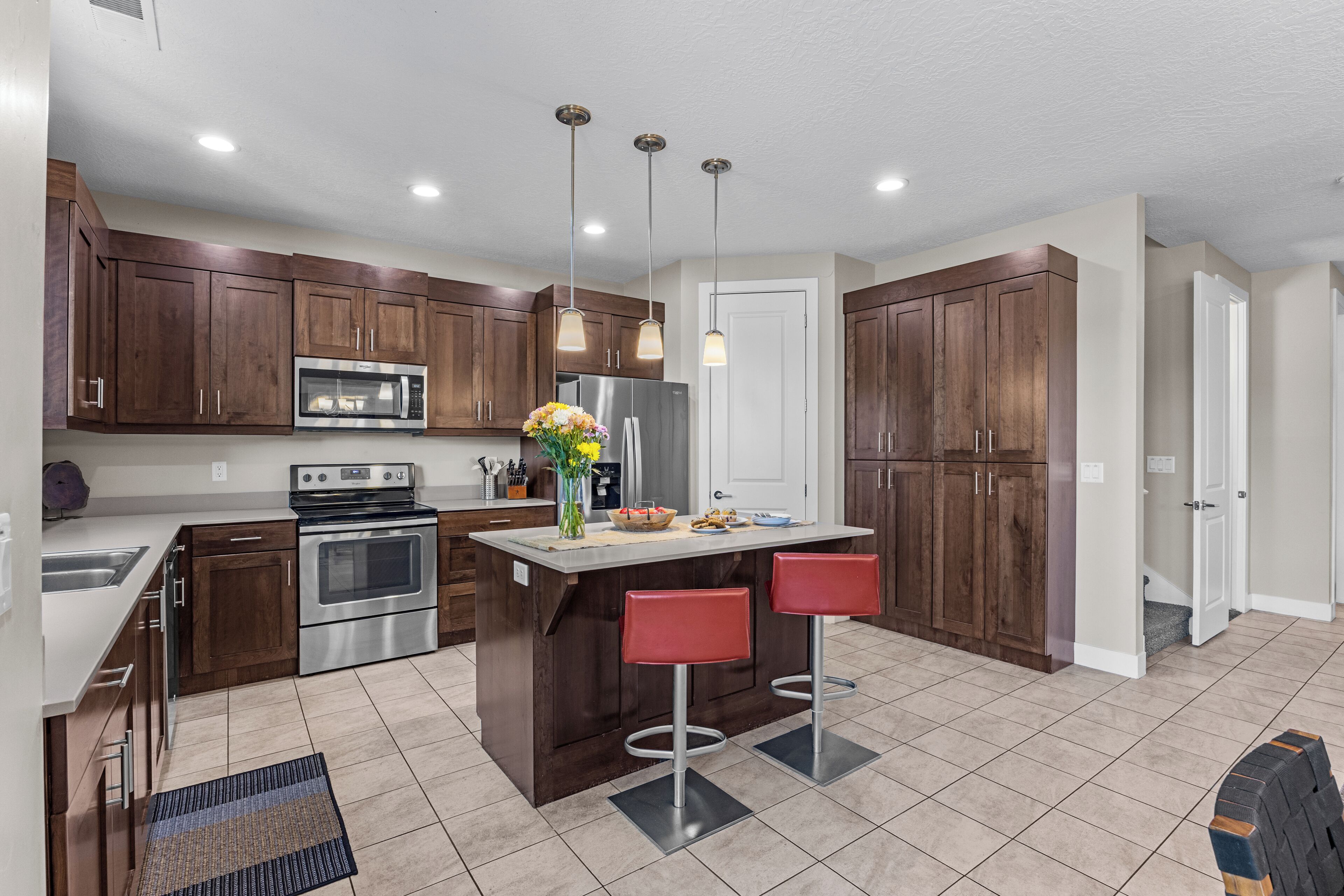 Family House, Mountain View | Private kitchen | Full-size fridge, microwave, oven, stovetop