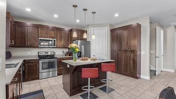 Family House, Mountain View | Private kitchen | Full-size fridge, microwave, oven, stovetop