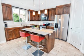 Family House, Mountain View | Private kitchen | Full-size fridge, microwave, oven, stovetop - Entrada at Moab 624 (Moab)