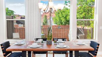 Family House, Mountain View | In-room dining