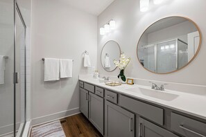 Shower, jetted bath, hair dryer, towels - Peachy Retreat on the Beltline near all ATL hotspots (atlanta)