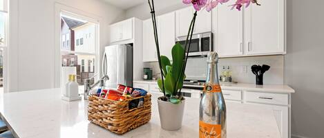 Microondas, horno, parrilla de estufa y lavavajillas