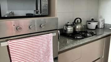 Refrigerador, microondas, horno y cafetera y tetera