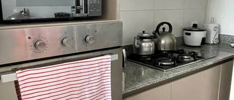 Réfrigérateur, micro-ondes, four, cafetière/bouilloire
