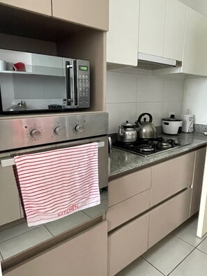 Een koelkast, een microgolfoven, een oven